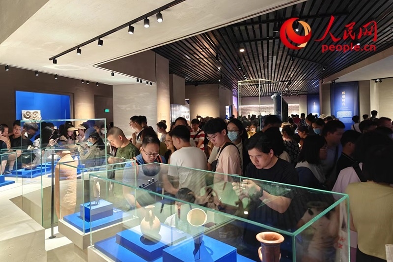 游客在上海博物館人民廣場館內(nèi)參觀。人民網(wǎng)記者 韋衍行攝