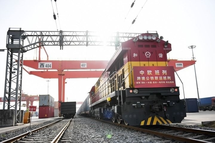 中歐班列（越南·河內(nèi)——中國·西安——匈牙利·布達佩斯）跨境公鐵聯(lián)運班列準(zhǔn)備發(fā)車（2024年3月7日攝）。新華社記者 李一博 攝
