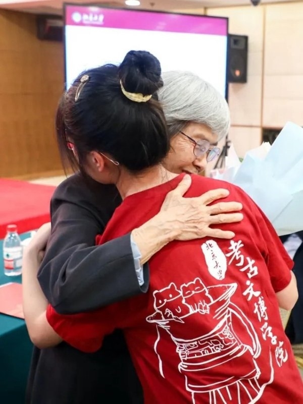 2023年，在校友向母校捐贈儀式上，鐘芳蓉與樊錦詩擁抱。校方供圖