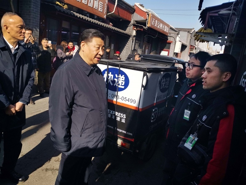 2019年2月1日，習(xí)近平總書記在北京前門石頭胡同的快遞服務(wù)點(diǎn)，看望仍在工作的“快遞小哥”。
