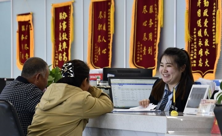 2024年3月25日，北京市大興區(qū)龐各莊鎮(zhèn)政務(wù)服務(wù)中心的工作人員耐心為群眾解答問題。大興區(qū)龐各莊鎮(zhèn)政務(wù)服務(wù)中心用“最多跑一次”的工作理念為企業(yè)和群眾提供了便利化、精準(zhǔn)化、個性化的衍生服務(wù)。新華社記者 李欣 攝