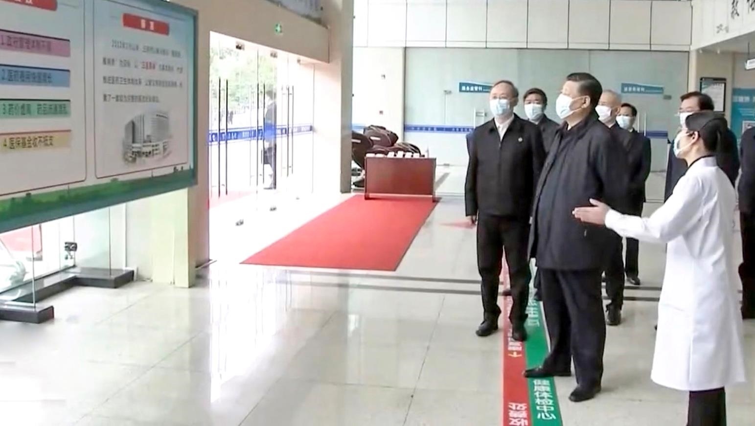 △2021年3月23日，習近平總書記在福建三明沙縣總醫(yī)院住院樓一層大廳，聽取醫(yī)改情況介紹。