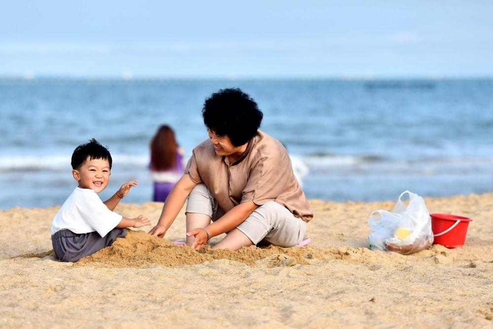 △山東日照陽光海岸綠道沙灘一角。近年來，日照還海于民、還景于民，在保留松林、沙灘、礁石和濕地資源的基礎上，修復整治生態(tài)岸線，打造出一條長約28公里的陽光海岸綠道，吸引眾多市民游客度假休閑。
