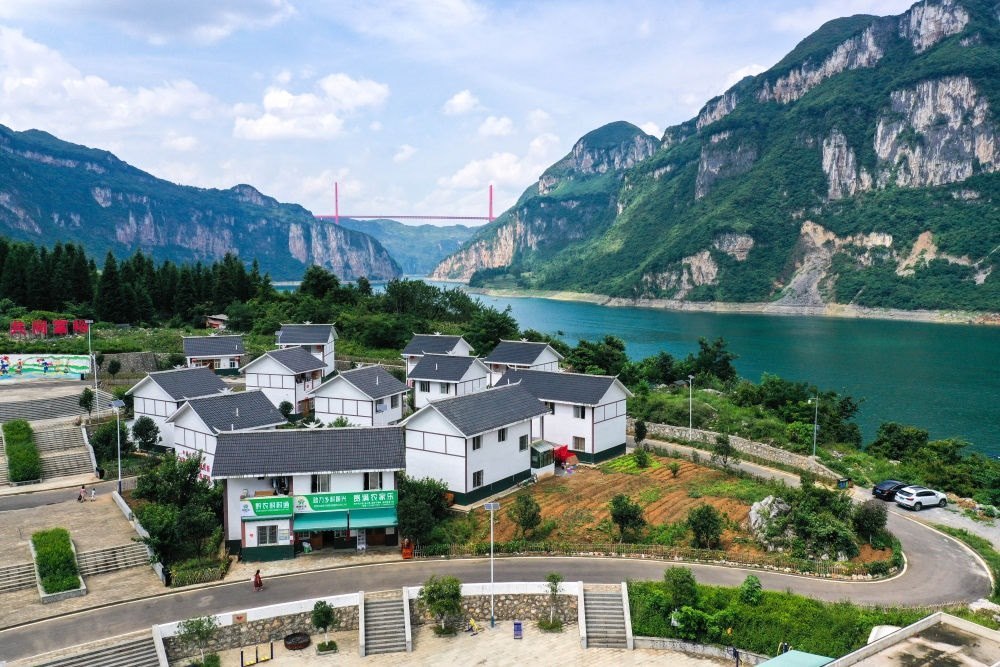 這是貴州省黔西市新仁苗族鄉(xiāng)化屋村麻窩寨易地搬遷集中安置點(diǎn)（2021年7月24日攝，無人機(jī)照片）。新華社記者 楊文斌 攝
