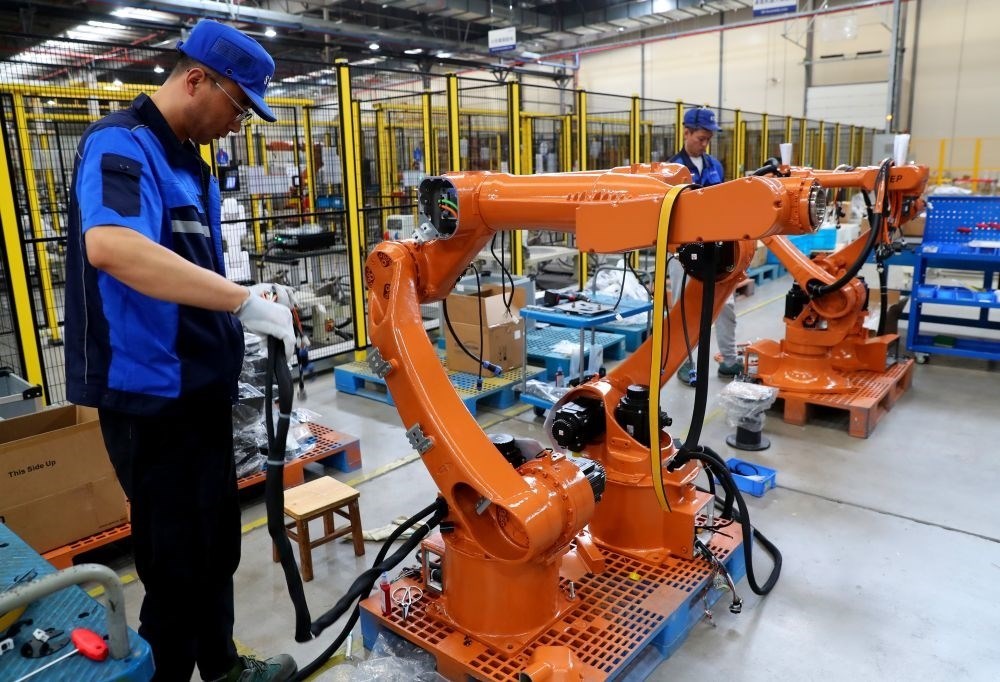 工作人員在上海新時(shí)達(dá)機(jī)器人有限公司位于嘉定的智能工廠內(nèi)忙碌（2024年5月23日攝）。新華社記者 龔兵 攝