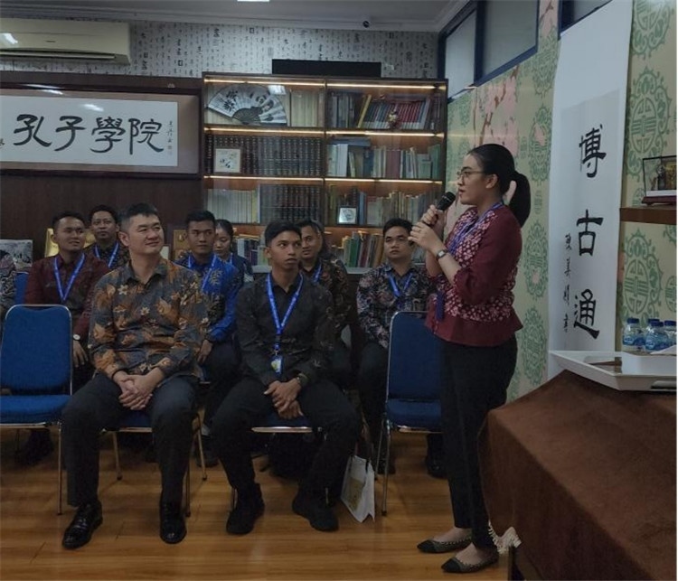 警察學(xué)員用漢語進(jìn)行自我介紹 ?；顒又鬓k方供圖