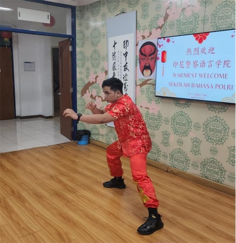警察學(xué)員表演武術(shù)?；顒又鬓k方供圖