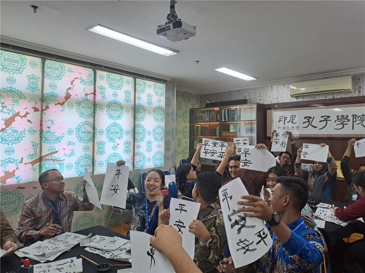 警察學(xué)員們展示書法學(xué)習(xí)成果?；顒又鬓k方供圖
