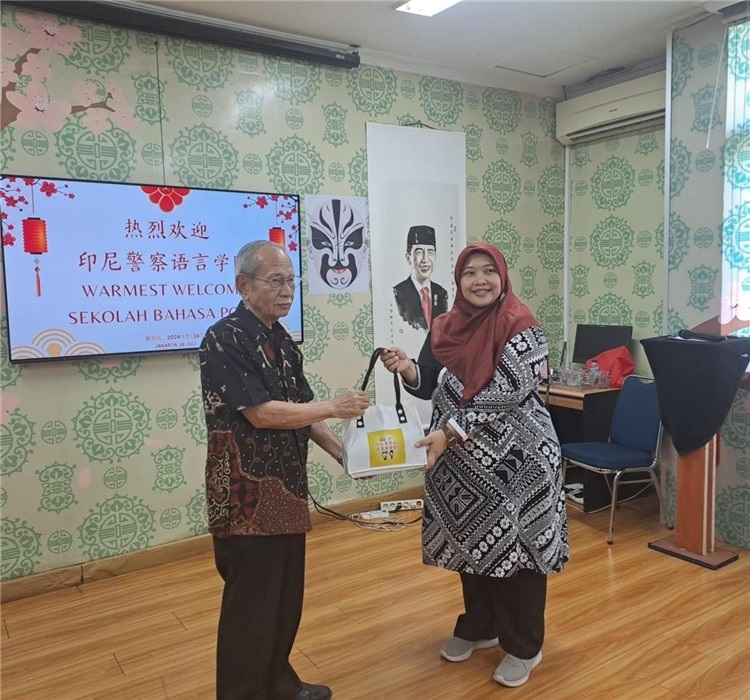 拉哈尤·蘇珊蒂與穆尼交換禮品?；顒又鬓k方供圖
