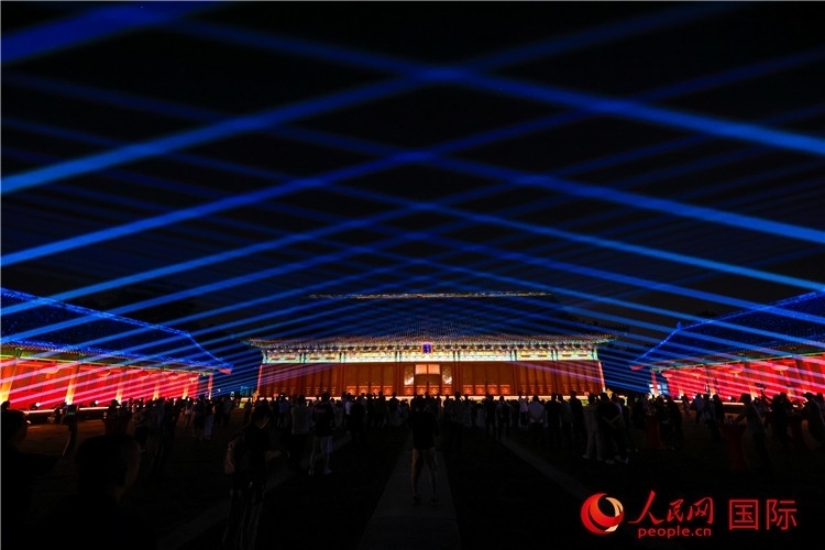 “光影北京——2024世界燈光師大會(huì)”開(kāi)幕式當(dāng)晚的燈光秀表演。人民網(wǎng)記者 趙益普攝