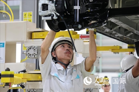 工人在廣汽埃安泰國智能生態(tài)工廠檢查汽車底座。 人民網(wǎng)記者 張矜若 攝