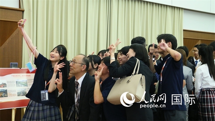 歡迎會(huì)現(xiàn)場(chǎng)，中日小大使歡樂(lè)互動(dòng)。人民網(wǎng) 許可攝