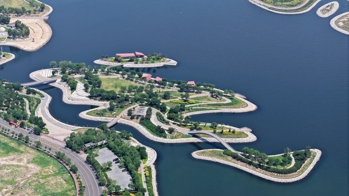這是2024年6月28日拍攝的天津市濱海新區(qū)南灣公園一景（無(wú)人機(jī)照片）。新華社記者 李然 攝