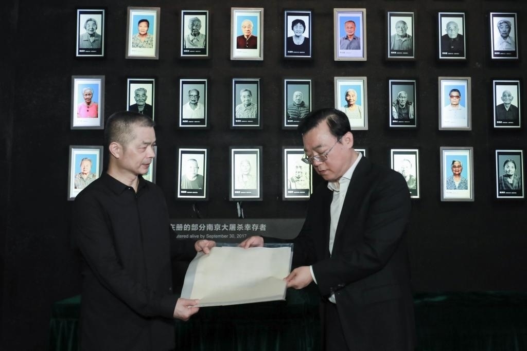 南京大屠殺幸存者高如琴的兒子向軍向侵華日軍南京大屠殺遇難同胞紀(jì)念館捐贈(zèng)高如琴老人相關(guān)物品。（侵華日軍南京大屠殺遇難同胞紀(jì)念館供圖）