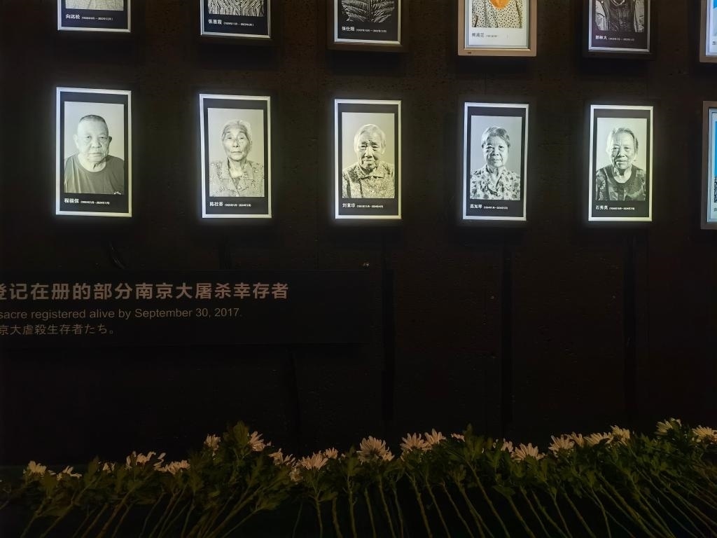 7月18日，侵華日軍南京大屠殺遇難同胞紀(jì)念館內(nèi)舉行“熄燈”悼念儀式，為今年離世的5位幸存者老人送行。新華社記者邱冰清 攝
