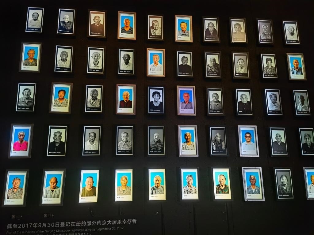 侵華日軍南京大屠殺遇難同胞紀(jì)念館內(nèi)的幸存者照片墻局部。新華社記者邱冰清 攝