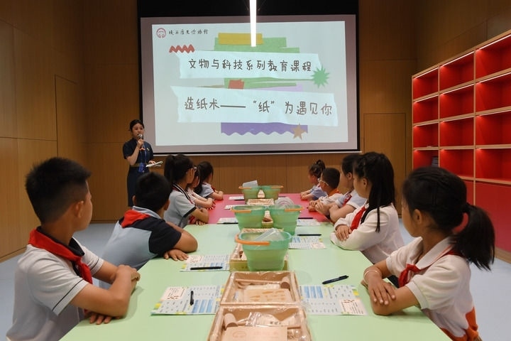 2024年5月18日，小學(xué)生在陜西歷史博物館秦漢館參加“文物與科技”系列教育課程。新華社記者 李一博 攝