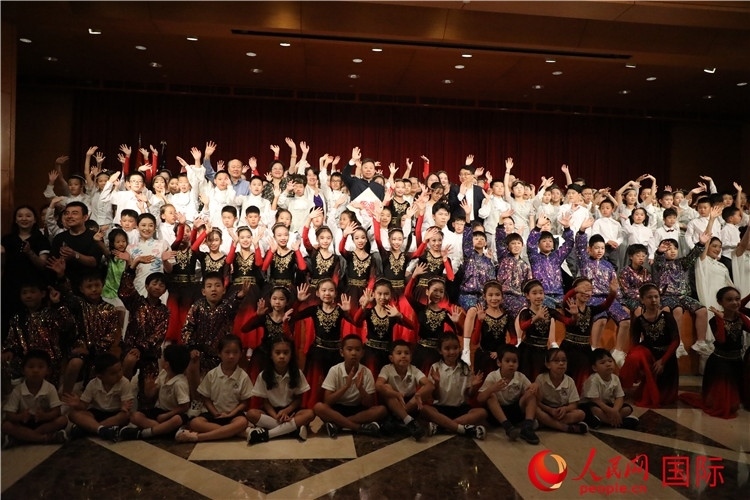 中美青少年藝術(shù)交流匯演活動結(jié)束后，嘉賓們與學(xué)生們合影。人民網(wǎng)記者 李志偉攝