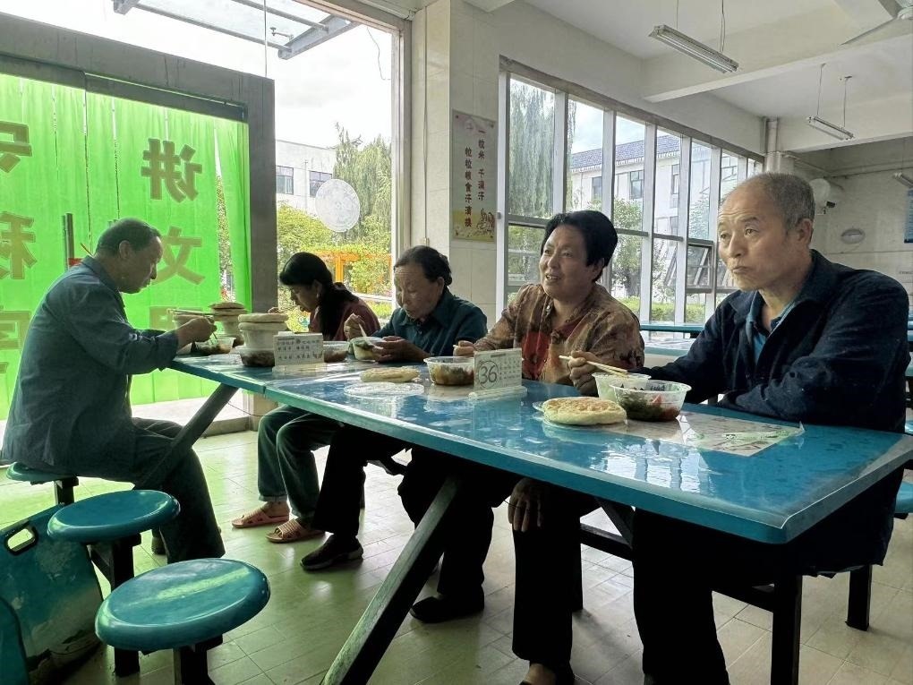 圖為鳳縣河口鎮(zhèn)中心小學(xué)臨時(shí)安置點(diǎn)內(nèi)正在吃飯的受災(zāi)群眾。新華社記者 劉彤 攝