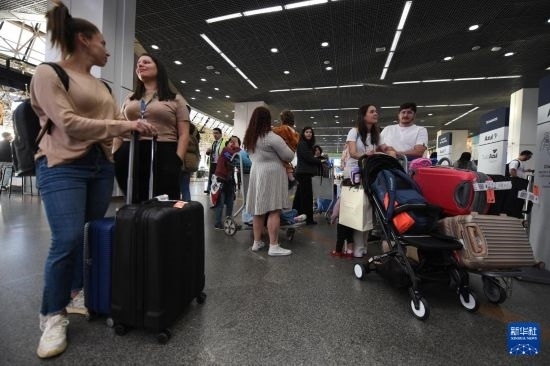 7月19日，受影響航班的旅客在巴西首都巴西利亞機場等待。新華社發(fā)（盧西奧·塔沃拉 攝）