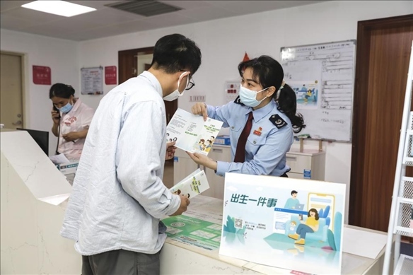 志愿者為葉先生介紹新生兒相關服務。云浮市稅務局供圖
