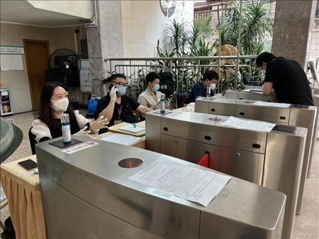 廣州市越秀區(qū)教育局現(xiàn)場審核返區(qū)生辦理材料，采用“提前網(wǎng)上預約、現(xiàn)場分批辦理”的方式進行。廣州市越秀區(qū)教育局供圖