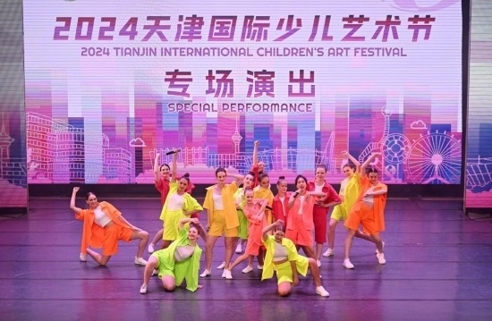 7月22日，來自俄羅斯的舞蹈團(tuán)演員在藝術(shù)節(jié)上展演。新華社記者 趙子碩 攝