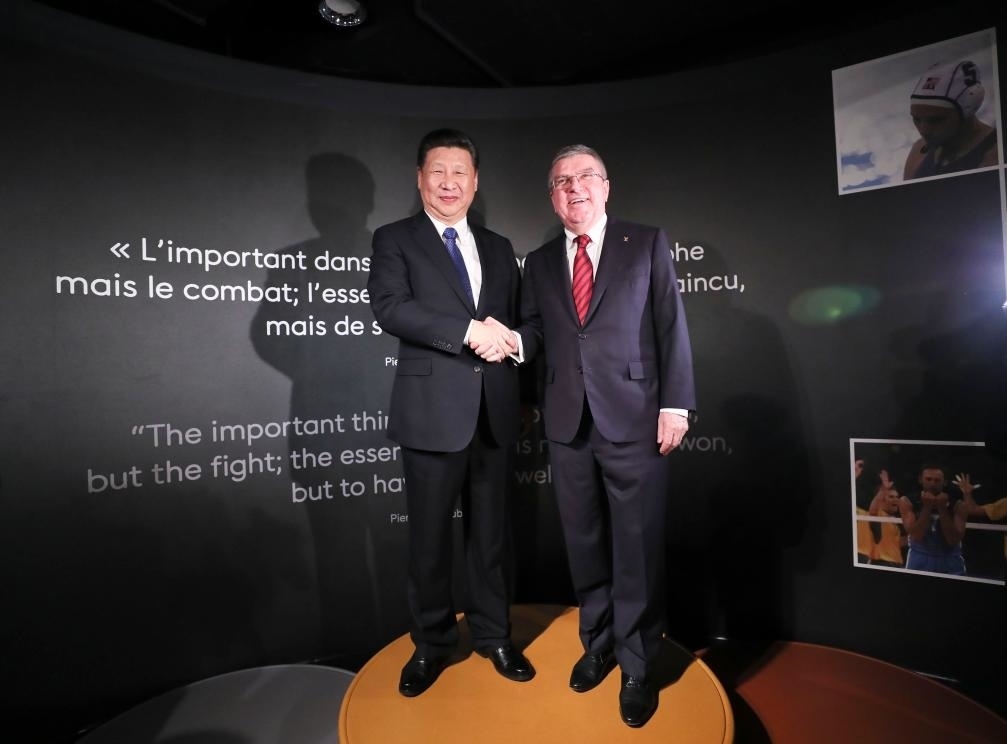2017年1月18日，國家主席習近平在瑞士洛桑國際奧林匹克博物館會見國際奧林匹克委員會主席巴赫。這是習近平和巴赫在奧運冠軍領獎臺上合影。新華社記者 蘭紅光 攝