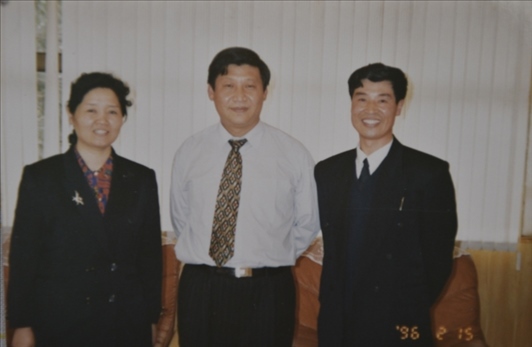 1996年2月，時(shí)任福建省委副書記、福州市委書記的習(xí)近平與從空軍引進(jìn)的廈航飛行員劉子義(右一)、劉子義的妻子趙亞林（左一）在福州的合影。（廈門航空有限公司供圖）