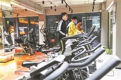 年輕人在江蘇省一人才社區(qū)的健身房運動。 新華社記者 楊磊攝