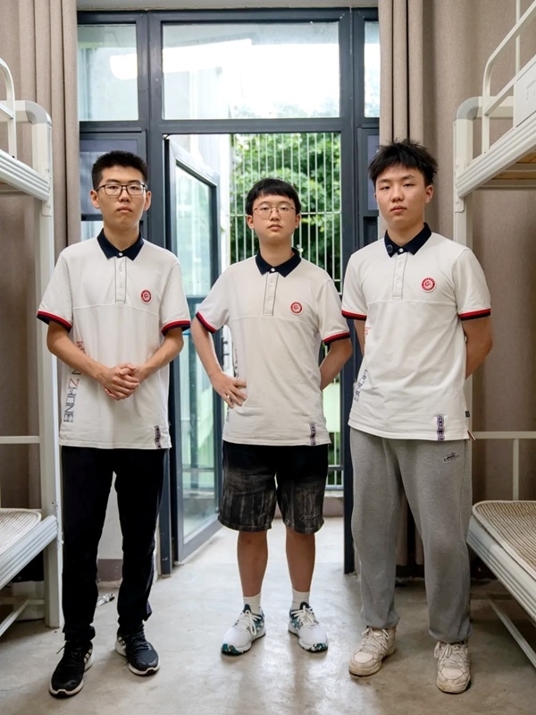 三名同學在宿舍合影。清華大學供圖