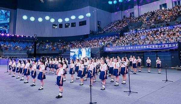 開幕式現(xiàn)場，學(xué)生們朗誦“科技強(qiáng)國 未來有我” 。主辦方供圖