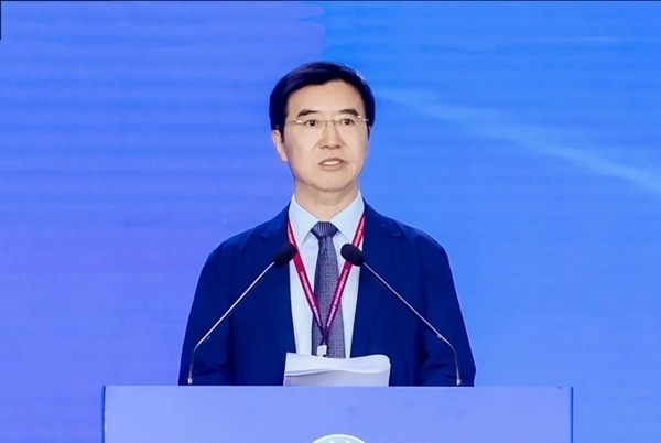 杜玉波在第八屆產(chǎn)教融合發(fā)展大會(huì)上作主旨報(bào)告。中國高等教育學(xué)會(huì)供圖