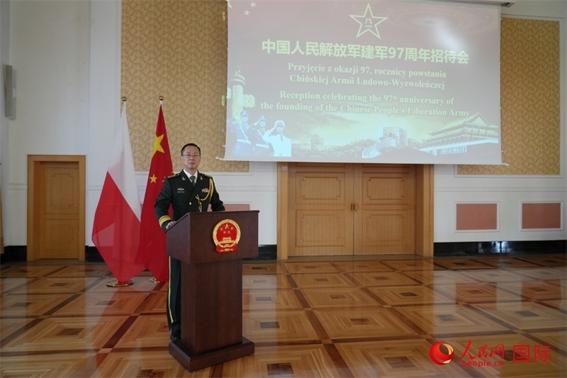 波蘭使館國防武官張寅生大校在招待會上致辭。人民網(wǎng)記者 李增偉攝 