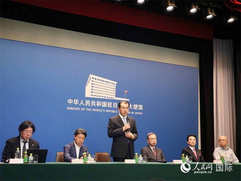中國駐日本大使吳江浩（左三）致辭。人民網 許可攝
