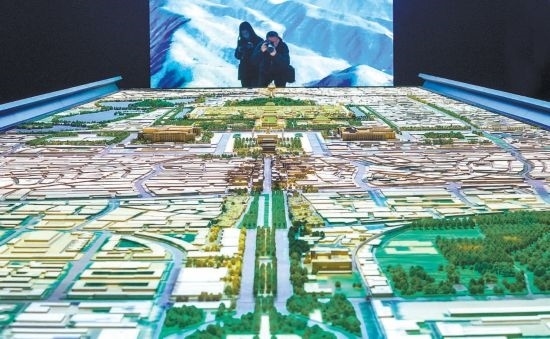 首都博物館“輝煌中軸”展廳內(nèi)，十六米長的中軸線沙盤，配以立體投影技術(shù)，展現(xiàn)北京中軸線之壯美。 本報記者 武亦彬攝