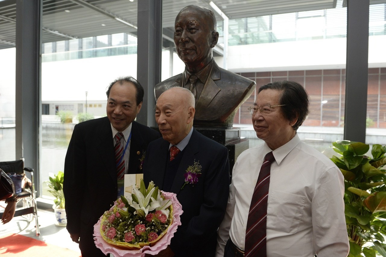 2014年7月31日，“寧波幫”代表人士李達(dá)三（中）在自己的塑像前留影。圖片來源：新華社