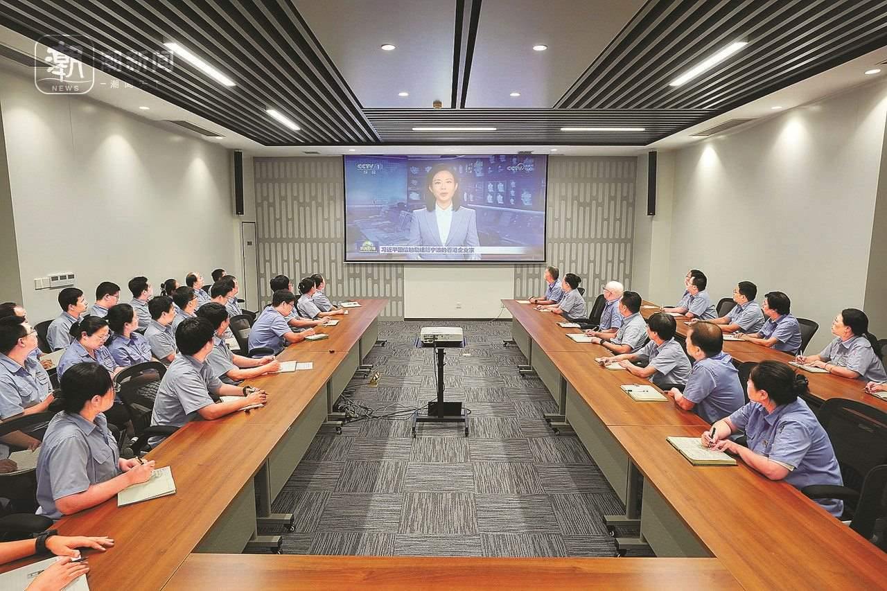 2024年8月1日晚，寧波永新光學(xué)股份有限公司員工集體觀看央視《新聞聯(lián)播》關(guān)于國家主席習(xí)近平給包陪慶、曹其鏞等祖籍寧波的香港企業(yè)家回信的報道。潮新聞記者 賀元凱 彭鵬 周旭輝 攝