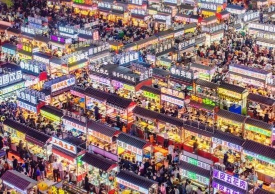 2024年4月21日，人們在河北省正定縣小商品夜市品嘗美食（無人機(jī)照片）。新華社發(fā)（武志偉 攝）