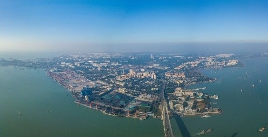 海南自貿(mào)港重點園區(qū)——洋浦經(jīng)濟(jì)開發(fā)區(qū)（2023年12月31日攝，無人機(jī)全景照片）。新華社記者 蒲曉旭 攝