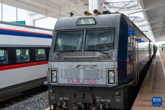 8月5日，由老撾籍火車司機(jī)獨(dú)立駕駛的滿載貨物的列車駛出中老鐵路萬象站。新華社發(fā)（凱喬 攝）