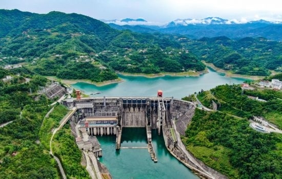 這是陜西安康水電站大壩（2024年6月21日攝，無人機(jī)照片）。新華社記者 蔡湘鑫 攝