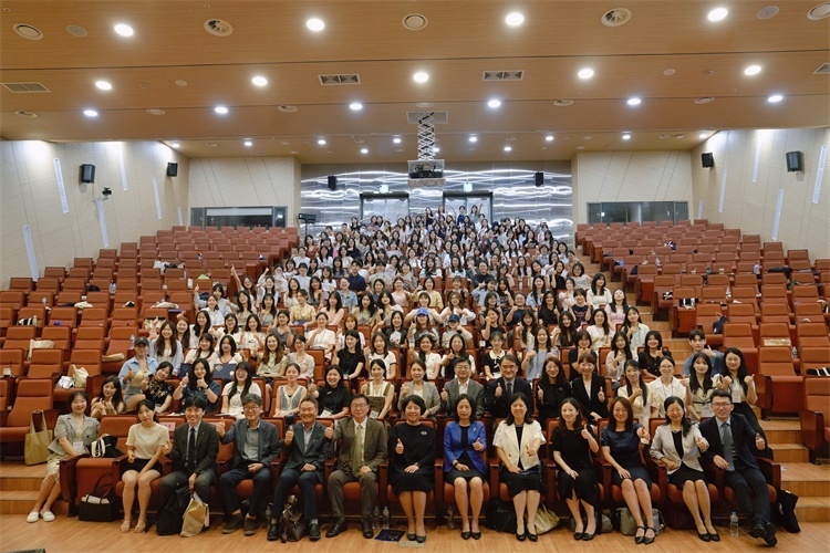 8月5日，第十一屆在韓國際中文教育志愿者崗中培訓(xùn)舉行開班儀式。圖為活動現(xiàn)場合影。 教育部中外語言交流合作中心供圖