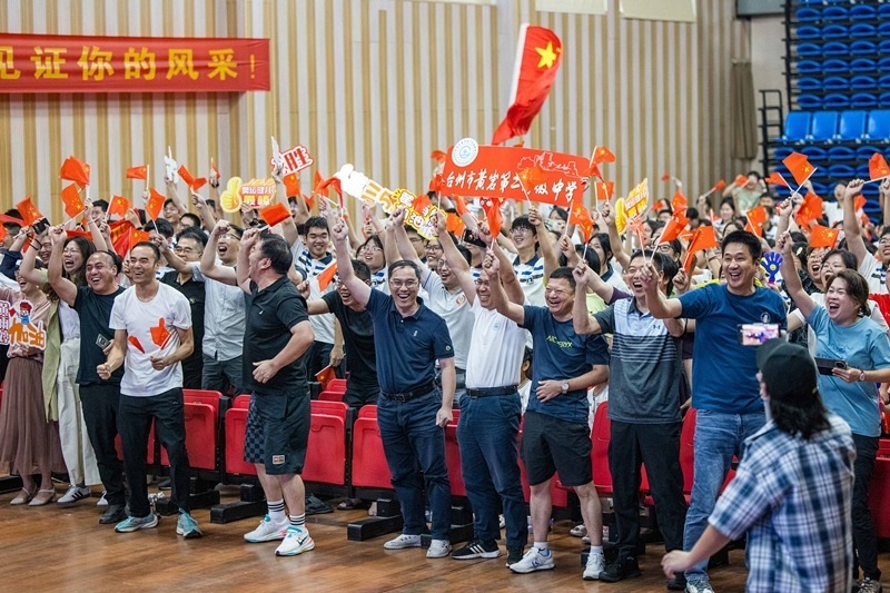 北京時(shí)間7月27日，2024年巴黎奧運(yùn)會(huì)首個(gè)比賽日，在射擊10米氣步槍混合團(tuán)體比賽中，中國(guó)選手黃雨婷/盛李豪獲得金牌。圖為黃雨婷的母校師生們通過(guò)收看奧運(yùn)直播的方式為她加油助威。