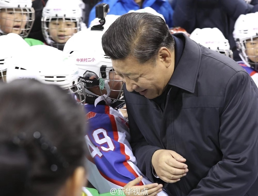 2017年2月24日，習(xí)近平總書記在北京五棵松體育中心考察時同青少年冰球愛好者“撞肩”，表示相互問候。新華社記者 丁林 攝