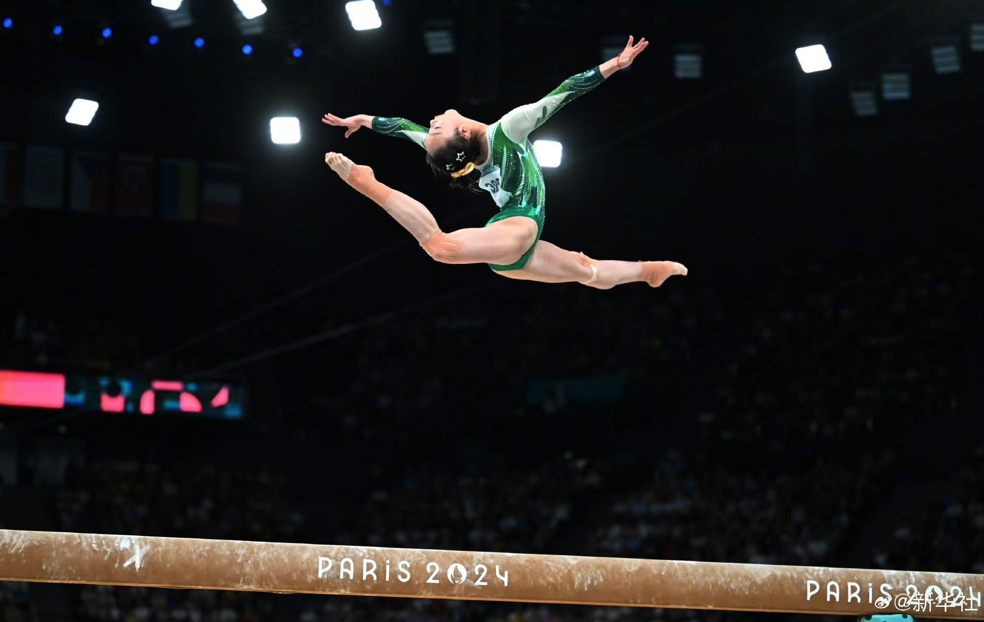 巴黎奧運會體操女子平衡木比賽中，中國選手周雅琴的靚麗身姿