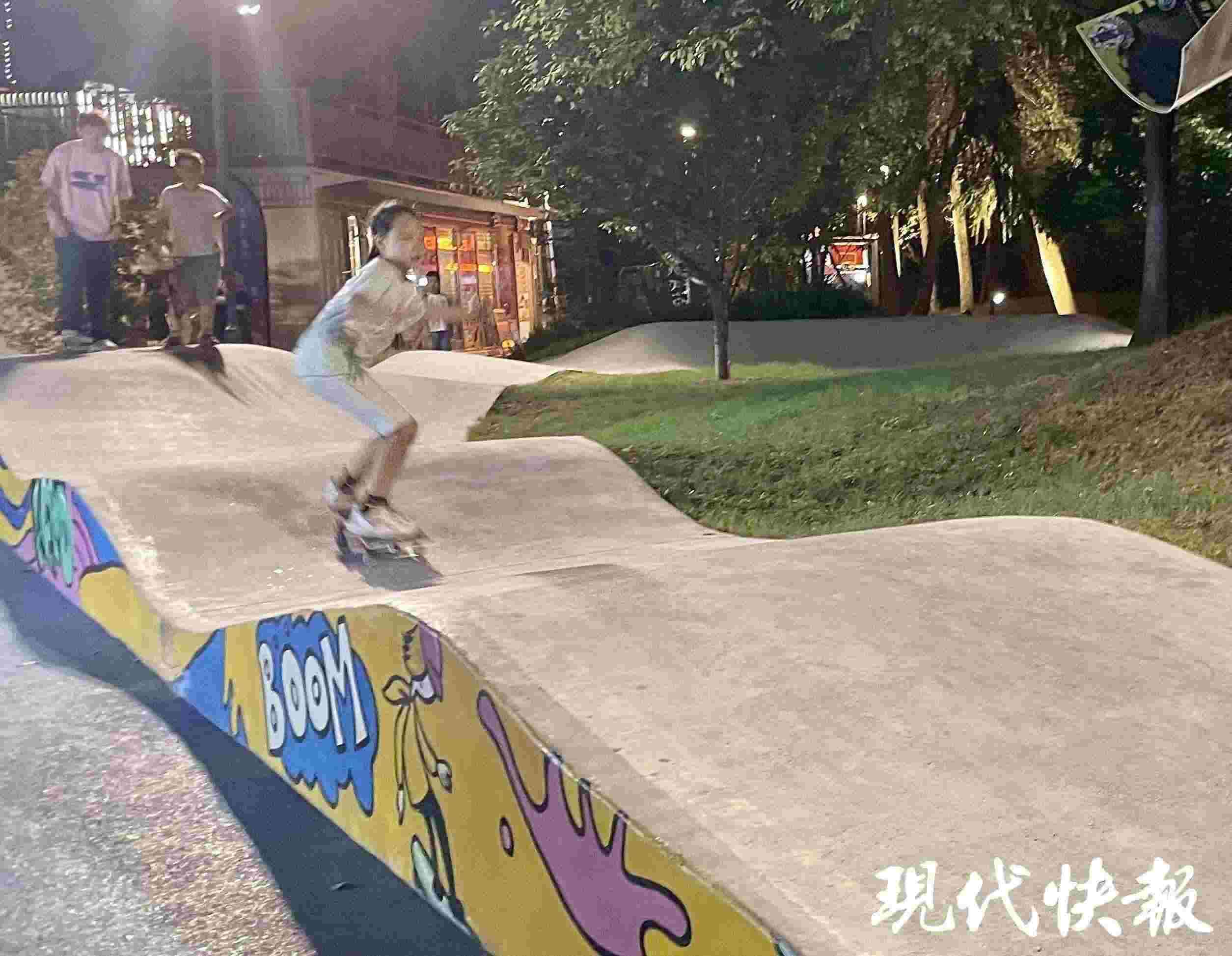 南京西城·夜未央的滑板場地上，一群青少年正在玩滑板