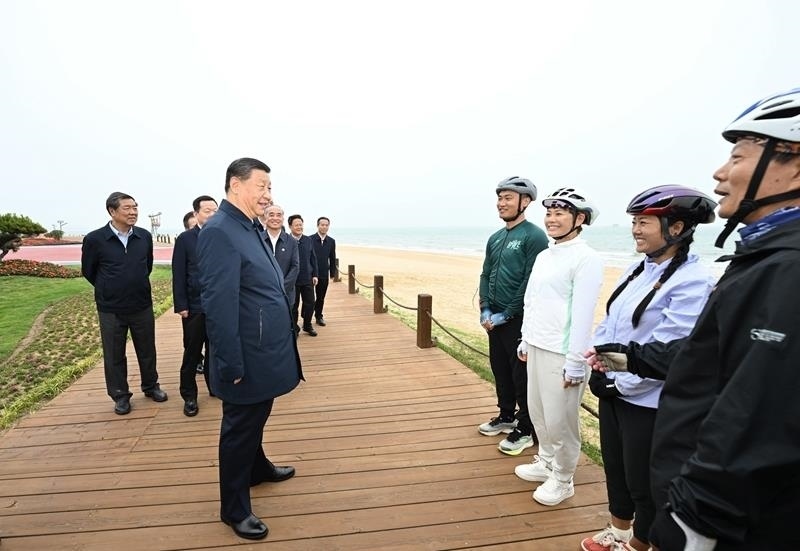 2024年5月22日，習(xí)近平總書記在山東日照市陽光海岸綠道同市民親切交流。