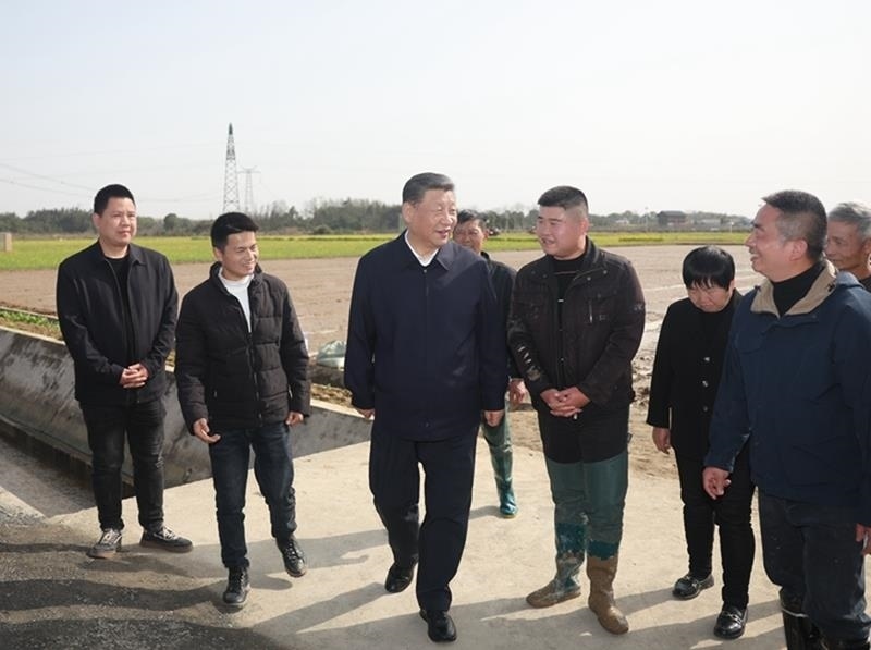 2024年3月19日，習(xí)近平總書記在湖南常德市鼎城區(qū)謝家鋪鎮(zhèn)港中坪村，同種糧大戶、農(nóng)技人員、基層干部親切交流。