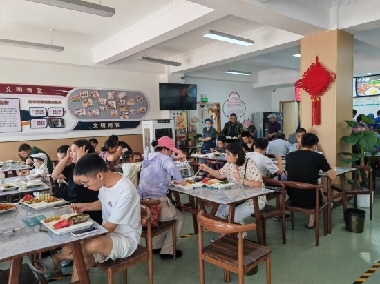 清水灣社區(qū)食堂坐滿了前來就餐的居民。新華社記者 鄒欣媛 攝